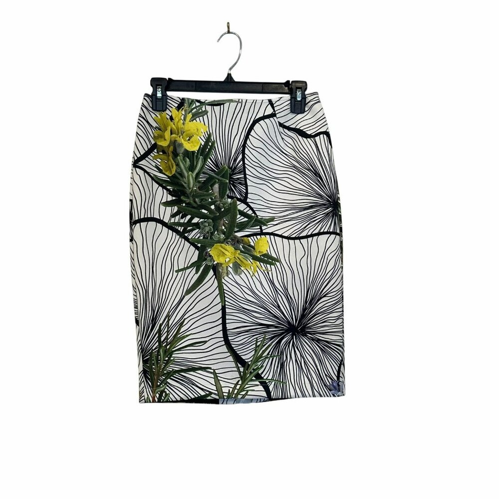 ✨Yigal Azrouël Size 4 Women's Casual Floral Black & White Pencil Skirt✨